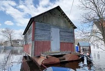 На огород к пенсионерке приплыл соседский дом