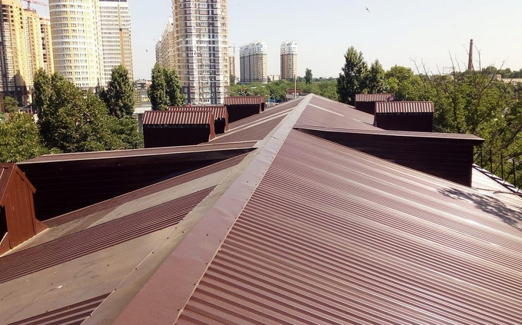 С начала года в Краснодарском крае капитально отремонтировали 100 крыш многоквартирных домов