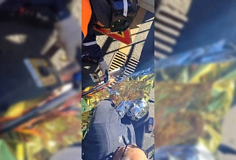 Спасатели вызволили застрявшую в ливневке ногу дорожного рабочего в Сочи