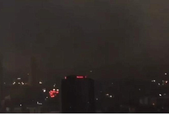 Огромная черная туча погрузила Стамбул во тьму