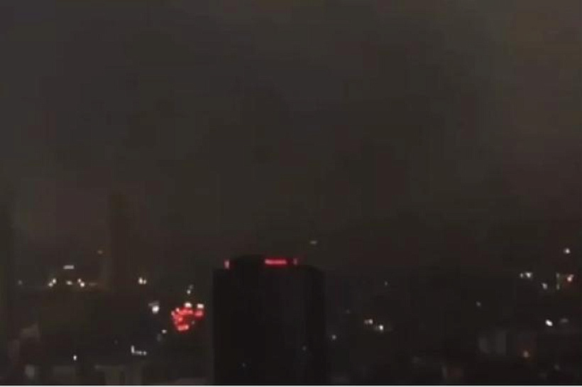 Огромная черная туча погрузила Стамбул во тьму