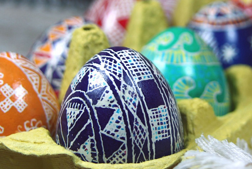 Чем опасно красить яйца: врач рассказал, как на Пасху избежать отравлений