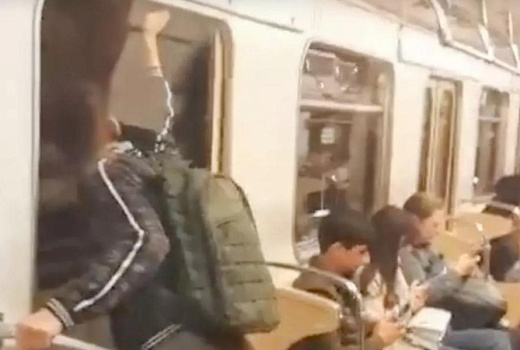 Проветрился: пассажир метро на полном ходу высунул голову из вагона и попал на видео