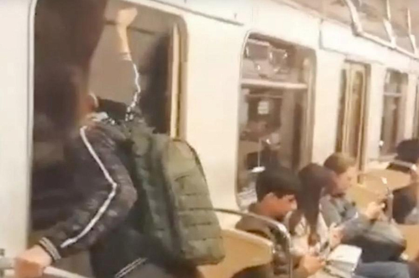 Проветрился: пассажир метро на полном ходу высунул голову из вагона и попал на видео