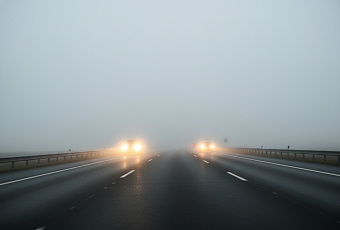 Как безопасно ездить в тумане: правила вождения при нулевой видимости