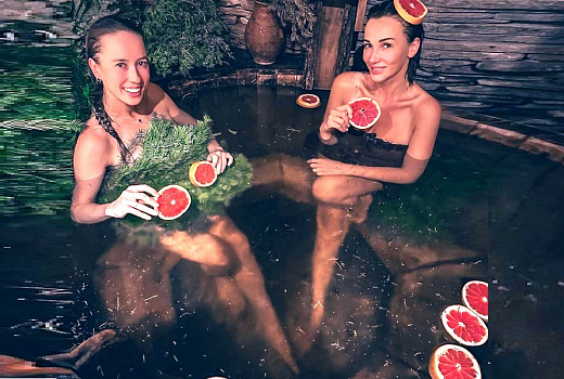 «Жарились две баклажанихи»: Анфису Чехову с подругой сняли незнакомцы в бане