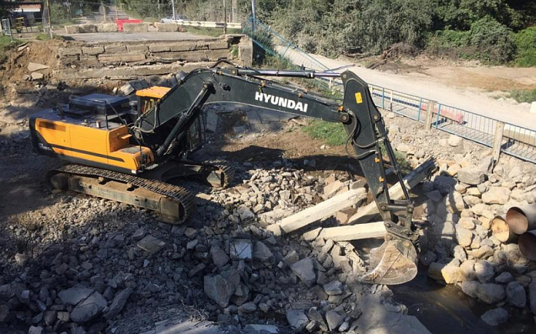 В поселке Ильском начали восстанавливать разрушенный мост