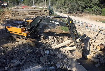 В поселке Ильском начали восстанавливать разрушенный мост