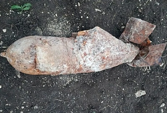 Тракторист плугом зацепил 100-килограммовую авиабомбу времен войны в поле на Кубани