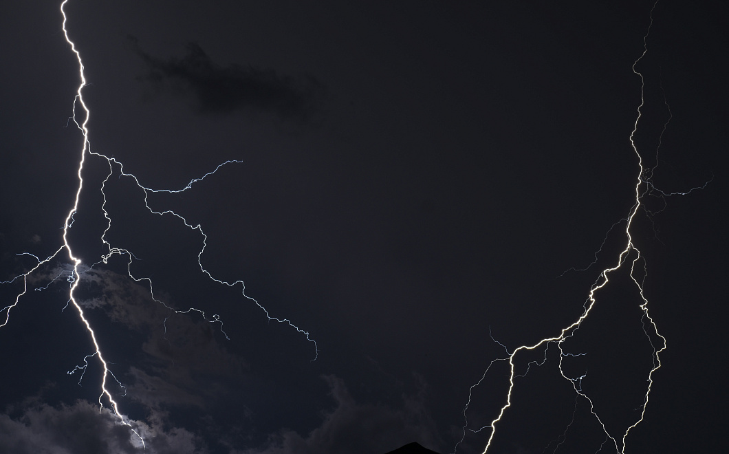 Момент попадания молнии в самолет сняли на видео