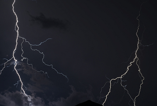 Момент попадания молнии в самолет сняли на видео