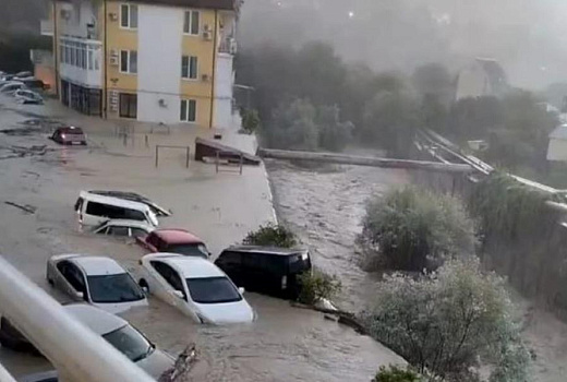 Дороги-реки, месиво из машин, подтопленные дома и эвакуация жителей: стихия ударила по Туапсинскому району