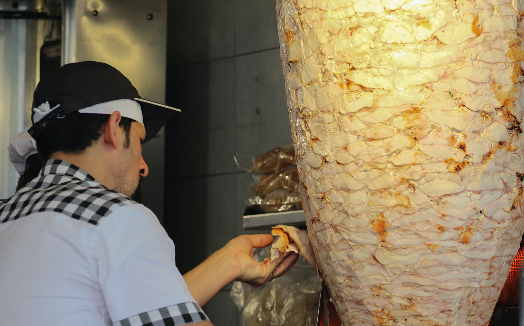 Суд закрыл кафе, в котором более 100 человек отравились шаурмой 