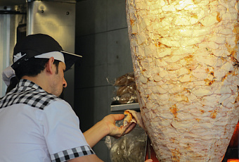 Суд закрыл кафе, в котором более 100 человек отравились шаурмой 