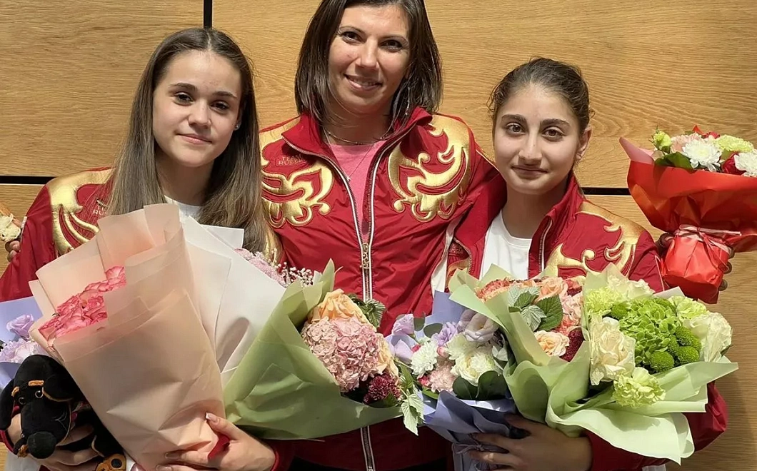 Чемпионок Европы по спортивной гимнастике Людмилу Рощину и Елизавету Ус встретили в аэропорту Краснодара
