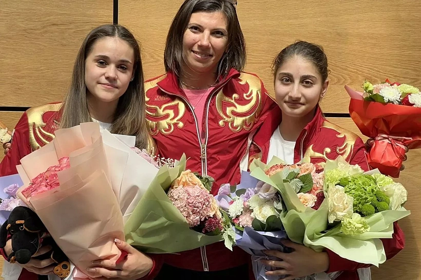 Чемпионок Европы по спортивной гимнастике Людмилу Рощину и Елизавету Ус встретили в аэропорту Краснодара