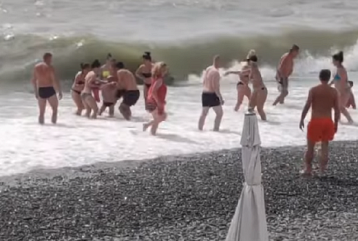 Во время шторма в море под Сочи едва не утонул мальчик