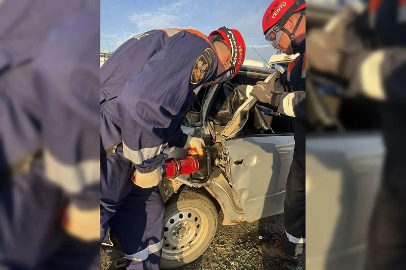 Спасатели «вырезали» водителя из искореженной в ДТП легковушки на Кубани