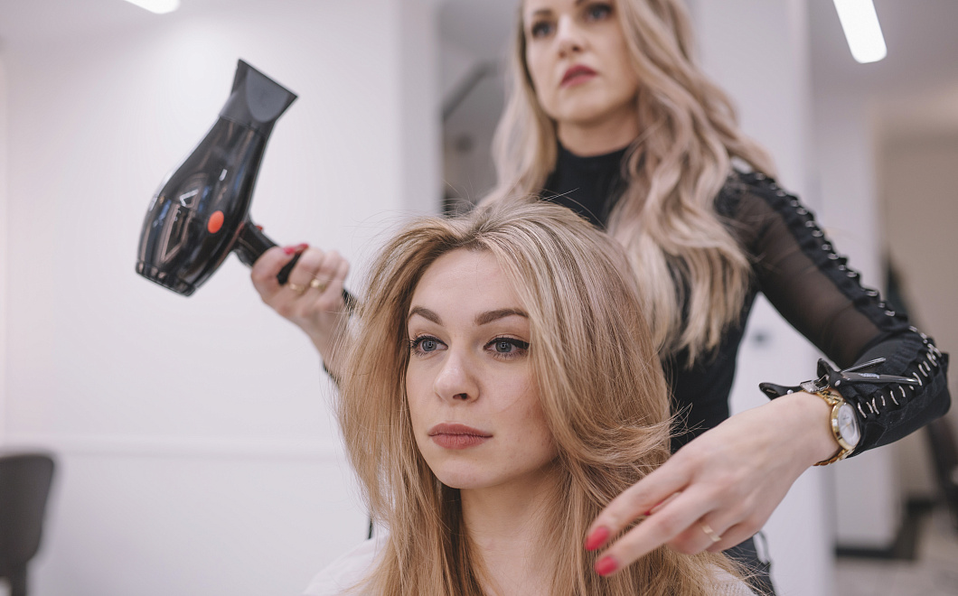 Как после салона: правильная техника укладки волос