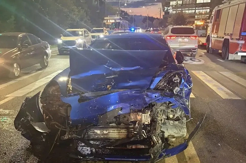 В Краснодаре водитель Porsche врезался в Audi и сбежал с места ДТП. Его ищет полиция