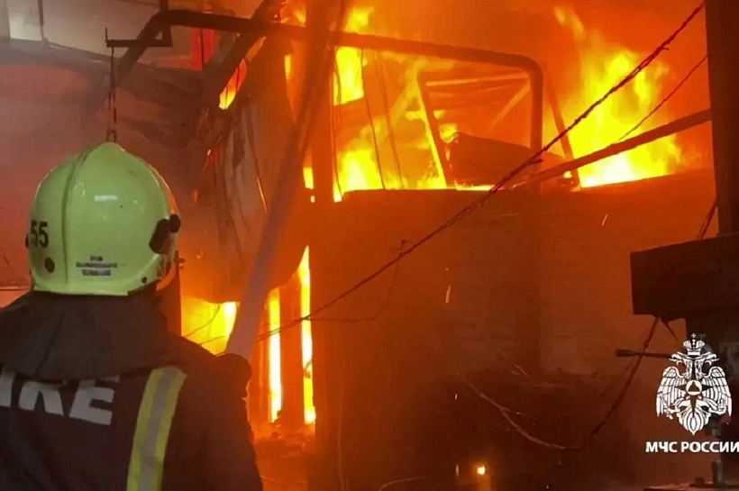В Краснодаре тушат крупный пожар на складе стройматериалов