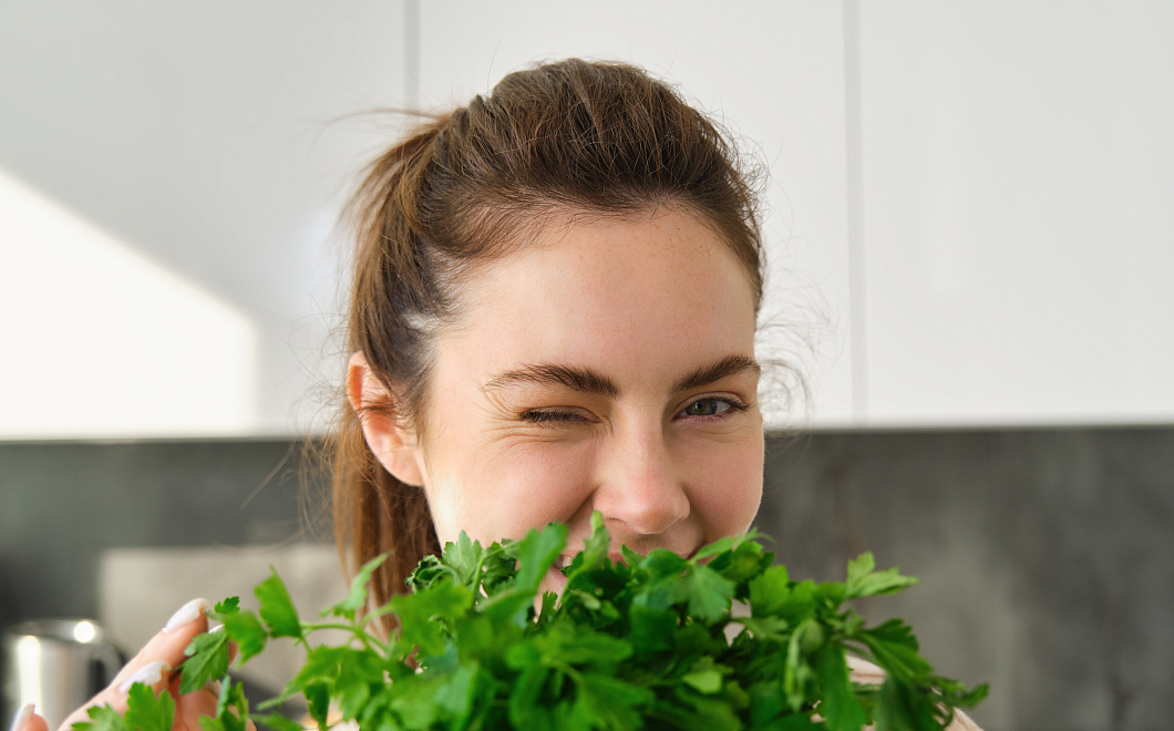 Свежесть улыбки: эти продукты помогут избавиться от неприятного запаха