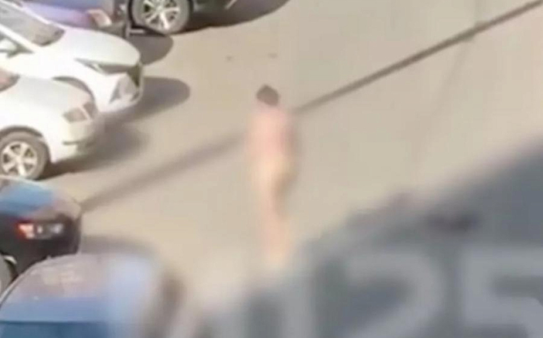 «В чем мать родила»: голый мужчина пробежался по улице и смутил россиян