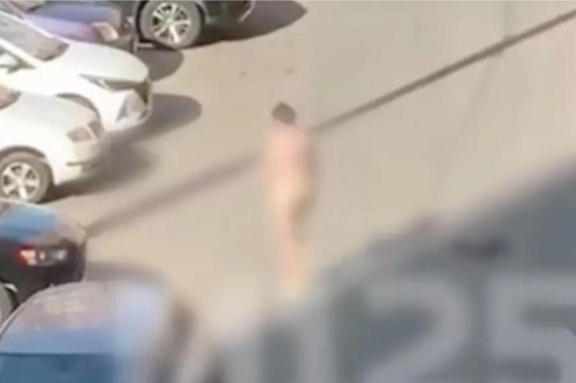 «В чем мать родила»: голый мужчина пробежался по улице и смутил россиян