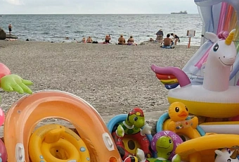 На пляжах Анапы временно запретили купание с сапами, кругами и матрасами 