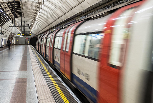 Опасный кадр: пассажир метро спрыгнул на рельсы ради селфи