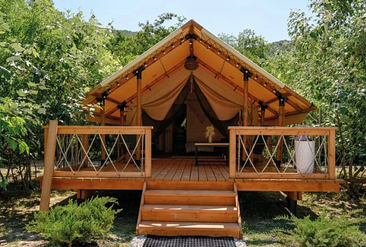 Краснодарский край вошёл в топ-5 регионов по спросу на глэмпинги осенью 2025