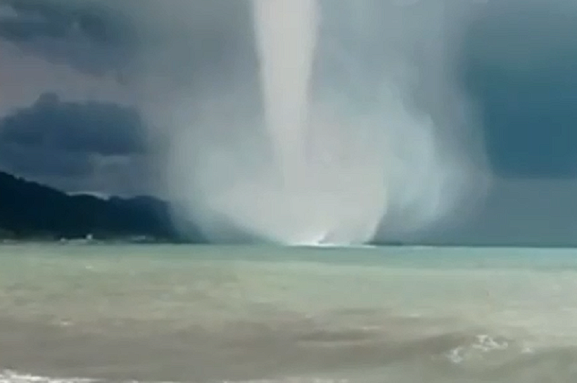 Мощный смерч образовался у берегов Сочи