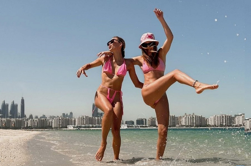 Звезда в песке: Регину Тодоренко блогеры подозревают в съемках на пляже без трусов 