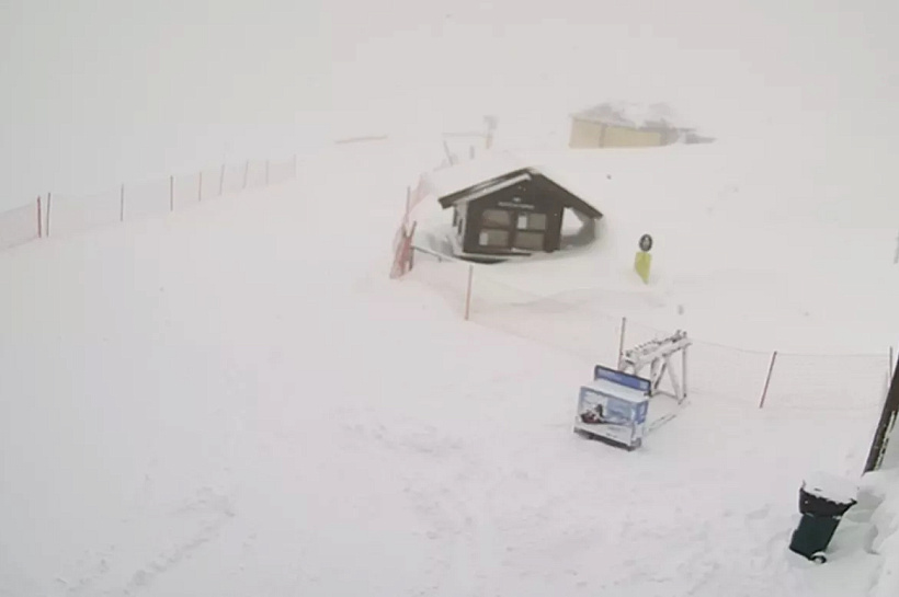 В горах под Сочи выпало до 10 сантиметров снега, сугробы достигли почти трех метров