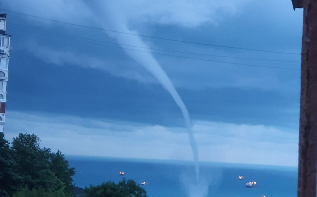 Смерчи добрали до Туапсе: три воронки образовались в Черном море  