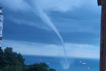 Смерчи добрали до Туапсе: три воронки образовались в Черном море  