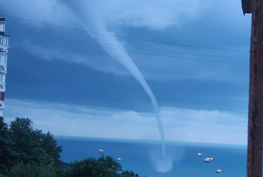 Смерчи добрали до Туапсе: три воронки образовались в Черном море  