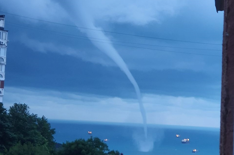 Смерчи добрали до Туапсе: три воронки образовались в Черном море  