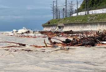 В Сочи возобновили поиски унесенных в море троих детей и мужчины