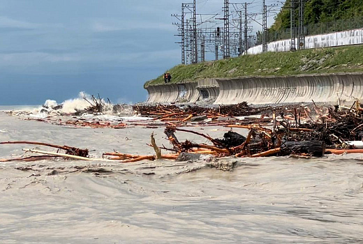 В Сочи возобновили поиски унесенных в море троих детей и мужчины