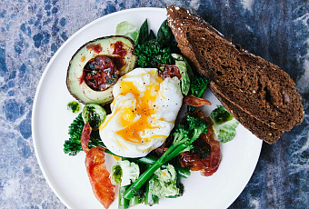 Ешь и умней: врач назвала недорогие продукты для улучшения работы мозга