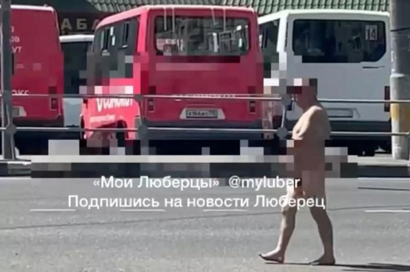 «За труселями на рынок идет»: голый мужчина прогулялся возле торгового центра и попал на видео