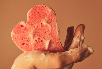 Виноваты бактерии: врач рассказала о связи прыщей и микробиома кожи