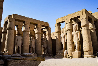 Учёные Института востоковедения РАН обнаружили в Гизе гробницу III века с уникальной известняковой маской, изображающей Медузу Горгону.