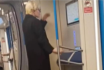 Пассажирка станцевала в вагоне метро, попала на видео и развеселила пользователей сети
