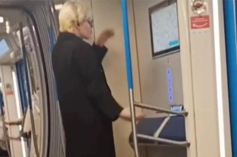 Пассажирка станцевала в вагоне метро, попала на видео и развеселила пользователей сети