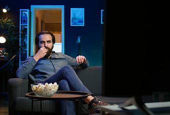 Цена за атмосферу: почему опасно смотреть телевизор в темноте