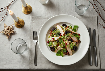 Скандинавский салат с курицей и черносливом заменит оливье на новогоднем столе