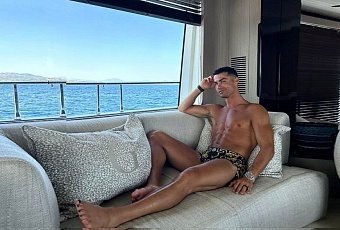 Врач-косметолог предположил, почему у Криштиану Роналду внезапно почернели ногти